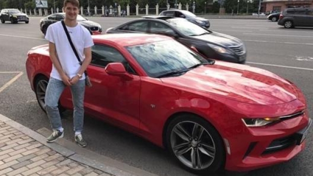 Aleksey Miranchuk con una Chevrolet Camaro rossa (foto @miranchuk)