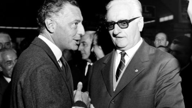 Enzo Ferrari (a destra) sapeva creare auto bellissime, Gianni Agnelli (a sinistra) sapeva dare consigli per renderle speciali