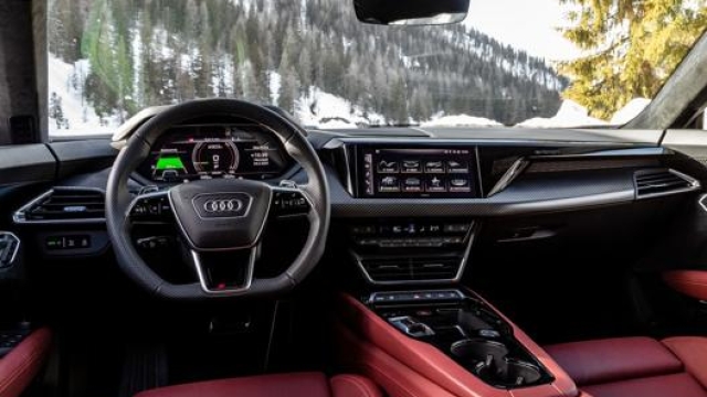 Gli interni dela nuova Audi e-tron sono eleganti, da vera granturismo, ma la seduta è ribassata da sportiva