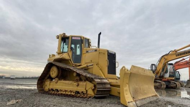 Un bulldozer Caterpillar D6N Lgp, venduto a 27.000 euro