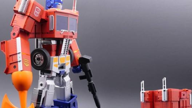 Le due versioni dell’Optimus Prime: nella forma robot e in quella dell’autoarticolato