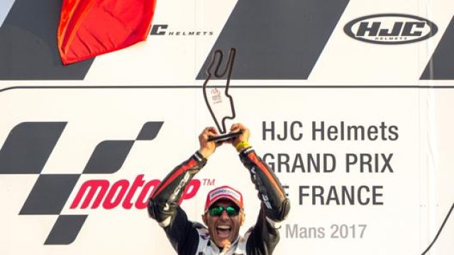 Daniele festeggia la vittoria alla Handy Race di Le Mans, davanti a 100 mila spettatori nel weekend della MotoGP
