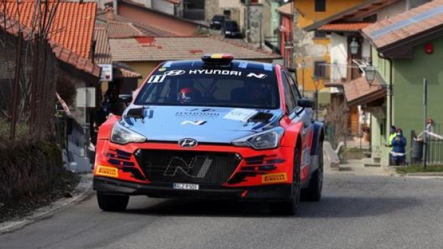 La Hyundai i20 R5 di Thierry Neuville prima al Rally del Ciocco e Valle del Serchio 2021