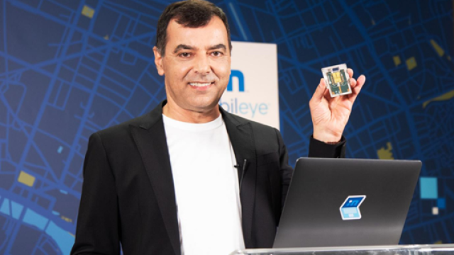Amnon Shashua, presidente e a.d. di Mobileye, mostra i prototipo del nuovo Lidar System-On-Chip
