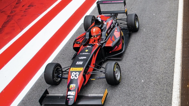 La sedicenne Maya Weug sulla monoposto di Formula 4 con il supporto di Ferrari Driver Academy e Iron Lynx