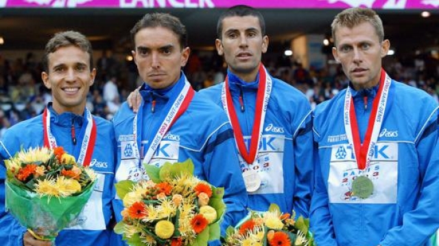 Parigi, Mondiale di atletica 2003. Ecco il podio della maratona: la nazionale azzurra conquista l'argento a squadre.