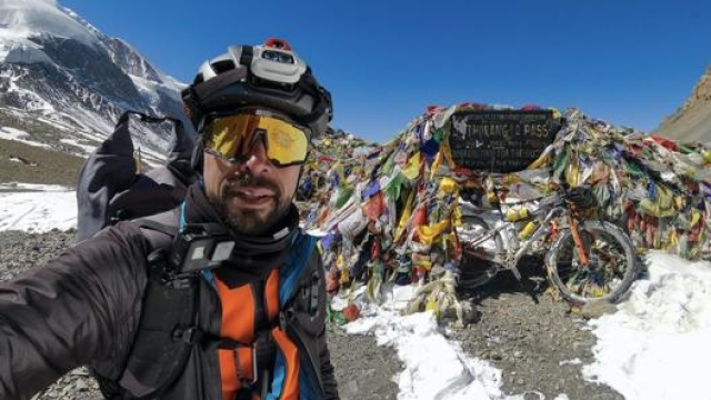 Omar Di Felice, 39 anni, ha attraversato il Nepal in bicicletta