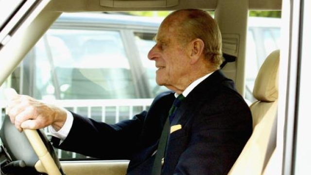 Il principe Filippo alla guida di una Land Rover nel 2004