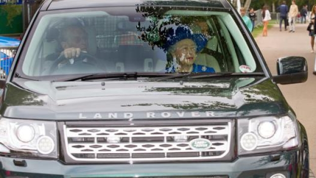 Il principe Filippo alla guida di una Land Rover. Al suo fianco la regina Elisabetta. Era il 2014
