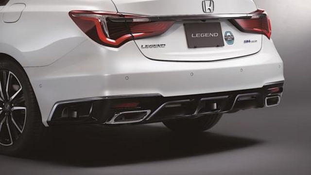 Il posteriore della Honda Legend Hybrid EX con il badge dedicato