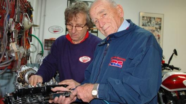 Mario Mariani al lavoro su una testata di una Honda 900 Bol d’Or con Carlo Murelli