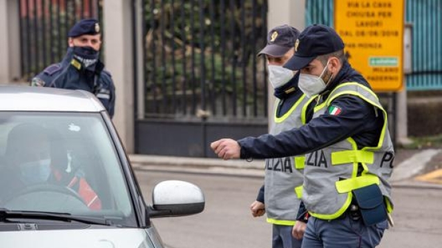 Un posto di controllo della polizia in  provincia di Milano. Ansa