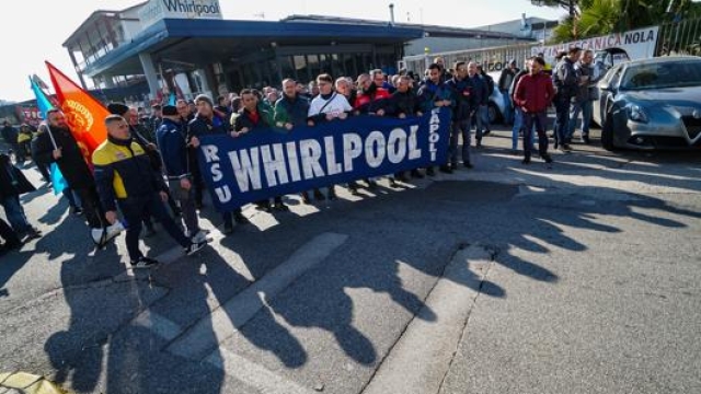 Operai dello stabilimento Whirlpool di Napoli durante la protesta di gennaio 2020. Ansa