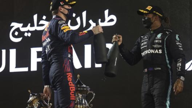 Verstappen sul podio del GP del Bahrain con Hamilton