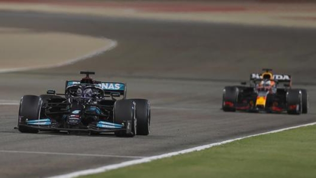 Grande lotta tra Verstappen ed Hamilton al primo GP del 2021