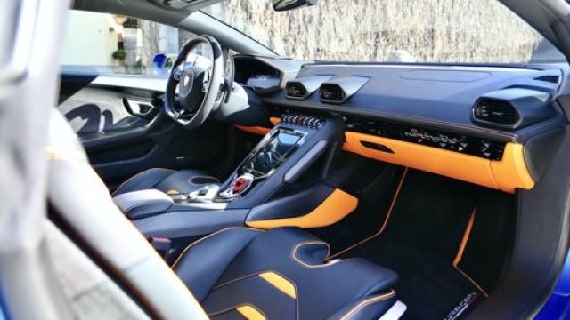 Lamborghini Huracan Evo con gli interni in pelle e Alcantara bicolore