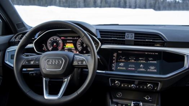 Gli interni sono moderni e tecnologici: l’Audi virtual cockpit da 10,25” di serie è integrata con info riguardanti il sistema ibrido