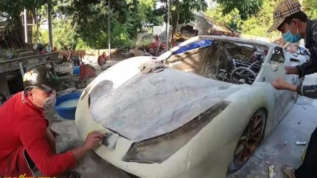 I due creatori vietnamiti durante la costruzione della finta Ferrari (YouTube Nhet Tv)
