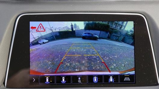La telecamera ad alta definizione per le manovre in retromarcia mostra le icone dei potenziali pericoli