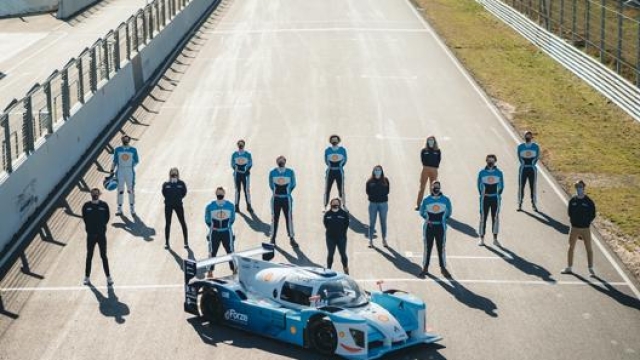 Alcuni studenti del team Forze Hydrogen Racing, con base nei Paesi Bassi, e personale del centro tecnico Hyundai di Rüsselsheim