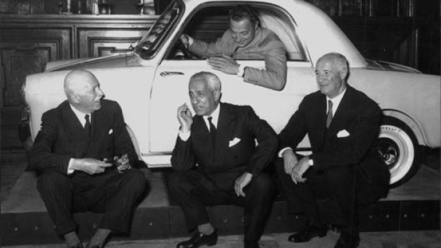 Gianni Agnelli nel 1957 al volante della Bianchina, durante la presentazione della vetturetta a Milano. Seduti, da sinistra: Alberto Pirelli, Vittorio Valletta e Giuseppe Bianchi. Publifoto