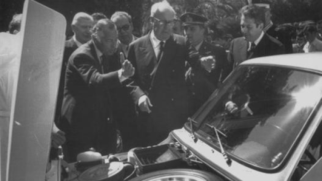 Quirinale, 1971: Agnelli mostra al presidente della Repubblica Giuseppe Saragat la nuova Fiat 127. AP