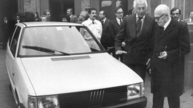 Agnelli espone al capo dello Stato Sandro Pertini nel 1983 la neonata Fiat Uno. AP