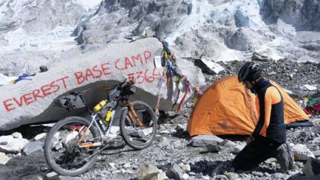 Omar Di Felice al campo base dell’Everest a quota 5.364 metri