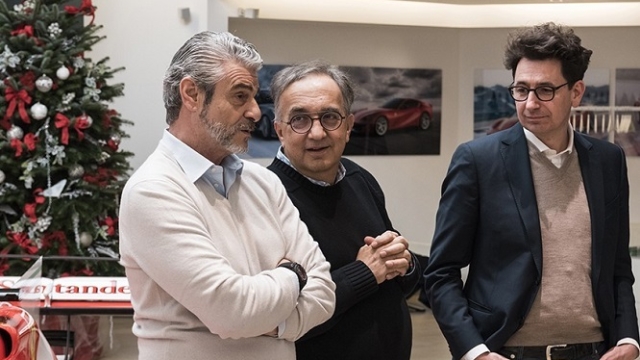 Il passato e il presente Ferrari: Maurizio Arrivabene (a sinistra), Sergio Marchionne (al centro) e Mattia Binotto (a destra)