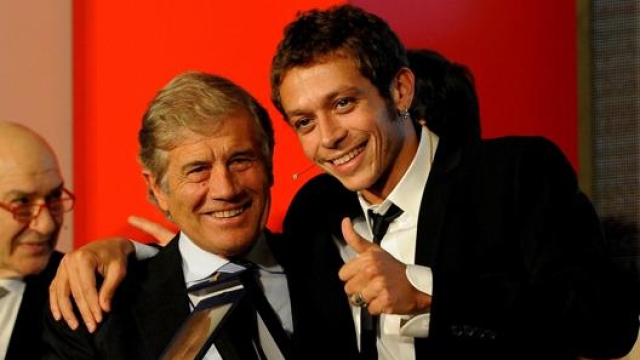 Giacomo Agostini e Valentino Rossi insieme nel 2010. Ansa