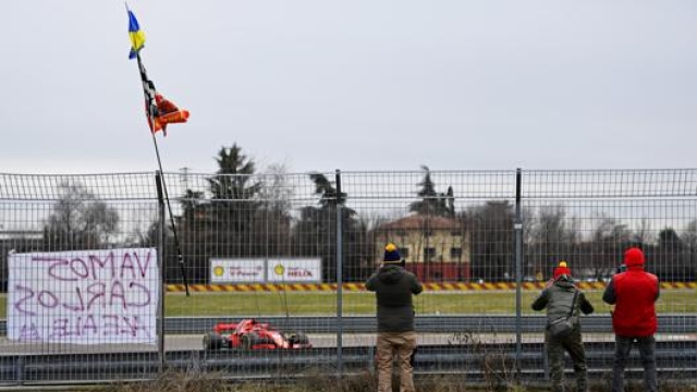 Tifosi Ferrari irriducibili per seguire i test del Cavallino a Fiorano. Getty