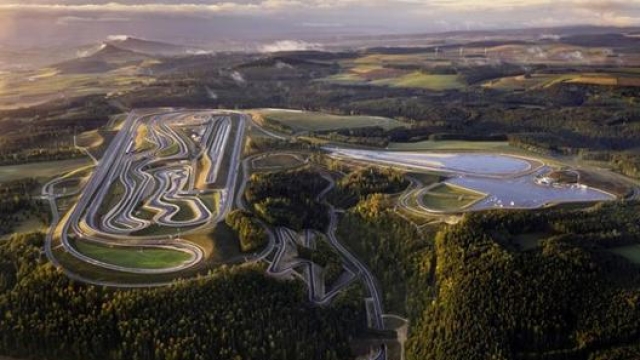 Il centro di sperimentazione e di tecnologia  Mercedes sorge a Immendingen, a 130 km da Stoccarda