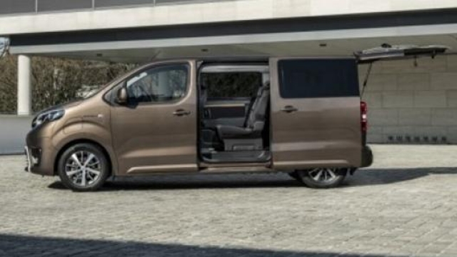Gli interni del nuovo Toyota Proace Electric in versione Passenger