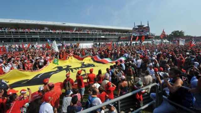 Tifosi Ferrari a Monza in un'edizione dello scorso decennio. Ansa