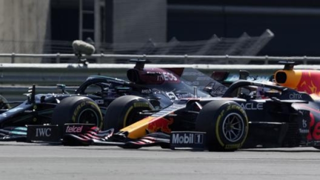 Il momento del contatto tra Hamilton e Verstappen alla Copse