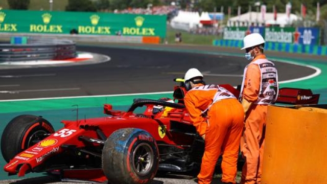 Sainz dentro la Ferrari SF21 dopo l’incidente all’Hungaroring. Getty