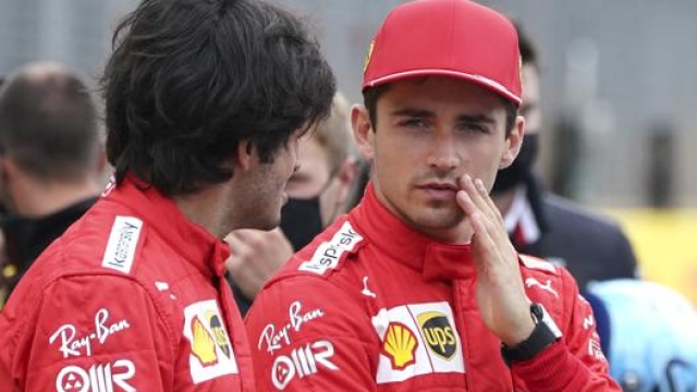 Charles Leclerc (a des) e Carlos Sainz, piloti Ferrari 2021. Ap