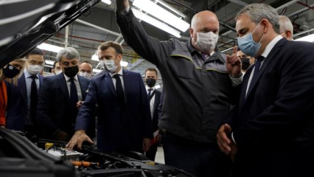 A sinistra Luca De Meo ed Emmanuel Macron in visita allo stabilimento Renault di Douai nel nord della Francia. Ap