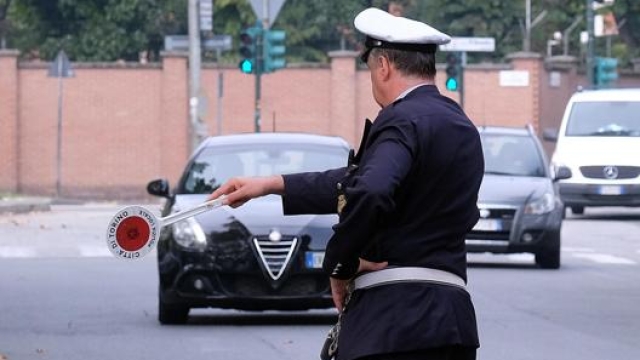Un controllo della polizia municipale di Torino. Ansa