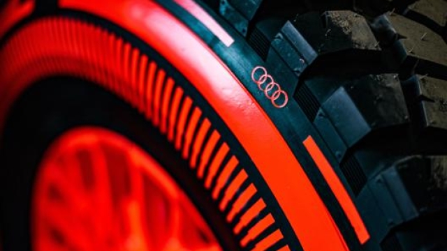 Il logo Audi dei quattro anelli sulla spalla del pneumatico