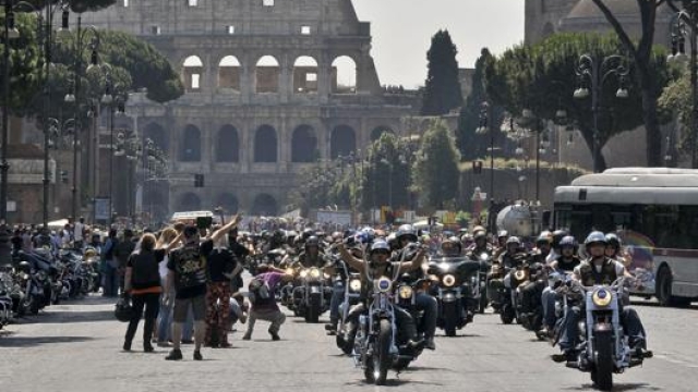 Una parata di Harley-Davidson lungo via dei Fori Imperiali a Roma. LaPresse