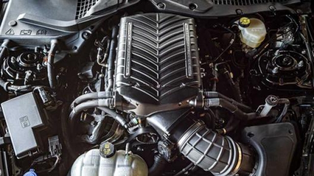Il 5.0 V8 è abbinato a un compressore volumetrico da 3 litri e la Mustang può così spingere fino a 808 Cv a 7.200 giri al minuto