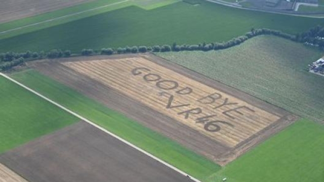 Il campo di grano con l’ultimo saluto a Valentino Rossi