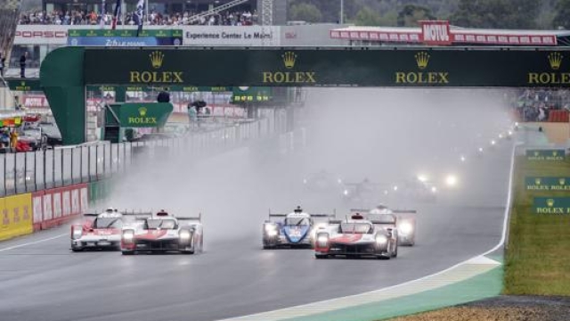 La pioggia ha condizionato i primi giri della 24 Ore di Le Mans 2021. Foto: Rolex/Jad Sherif