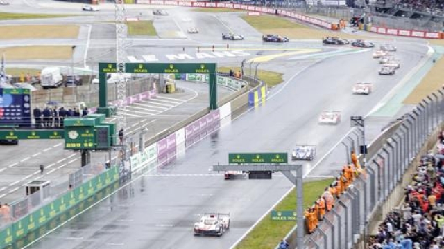 Lo start della 24 Ore di Le Mans 2021. Foto: Rolex/Jad Sherif