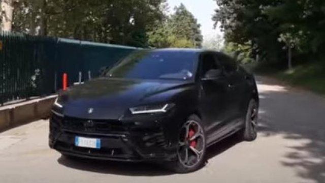 La Lamborghini Urus guidata da Donnarumma per gli spostamenti verso Milanello (foto da YouTube)