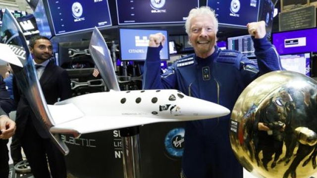 Richard Branson dietro il modello di nave spaziale targata Virgin Galactic. Epa