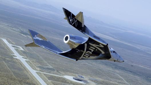 Lo SpaceShip Two durante una prova di volo sopra lo Spaceport America nel Nuovo Messico. Ap