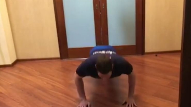Piegamenti sulle braccia o sulle gambe: la ricetta di Mikhailov per allenarsi in casa (foto @volleyballzenitkazan)