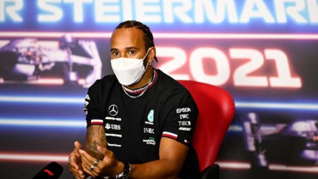 Lewis Hamilton durante la conferenza stampa del giovedì. Afp